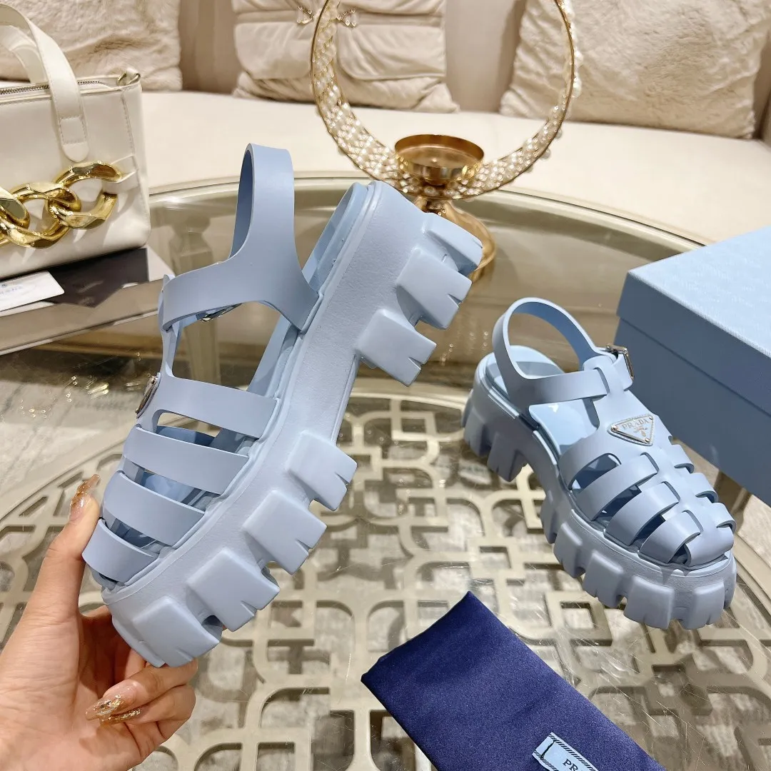 👟👟Ex-factory price 440👟👟 Prada's new spring and summer sawtooth Roman thick-soled rubber sandals, retro, fashionable and avant-garde gear teeth 55mm, thick-soled soles with rubber uppers, making the whole pair of shoes light and comfortable, bright colors, satisfying a variety of choices for fashionable people with different styles! The iconic metal triangle logo is paired with the shape of ancient beach sandals. Every design element is fashionable! Code number 35-40